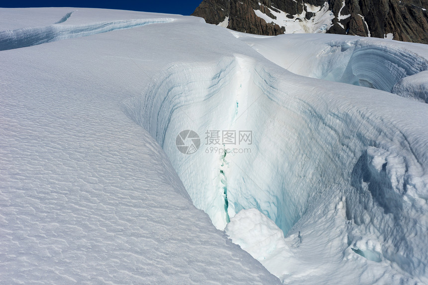 雪山山景雪,蓝天清澈图片