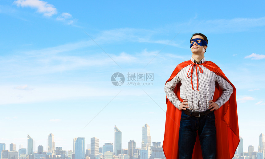 自信的超级英雄轻人戴着具斗篷图片