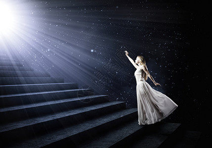 爱丽丝仙境穿着白色长裙的轻女人走上楼梯背景图片
