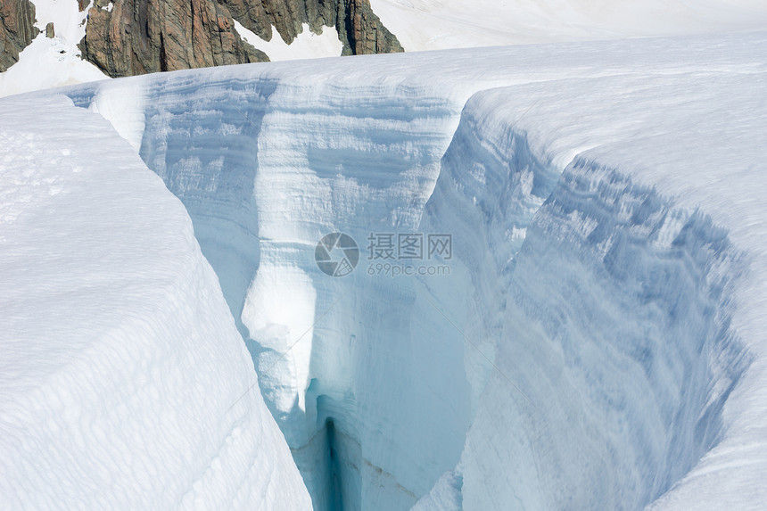 雪山山景雪,蓝天清澈图片