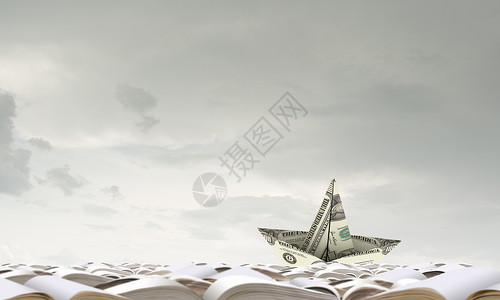 一海钱纸船纸船漂浮水上设计图片