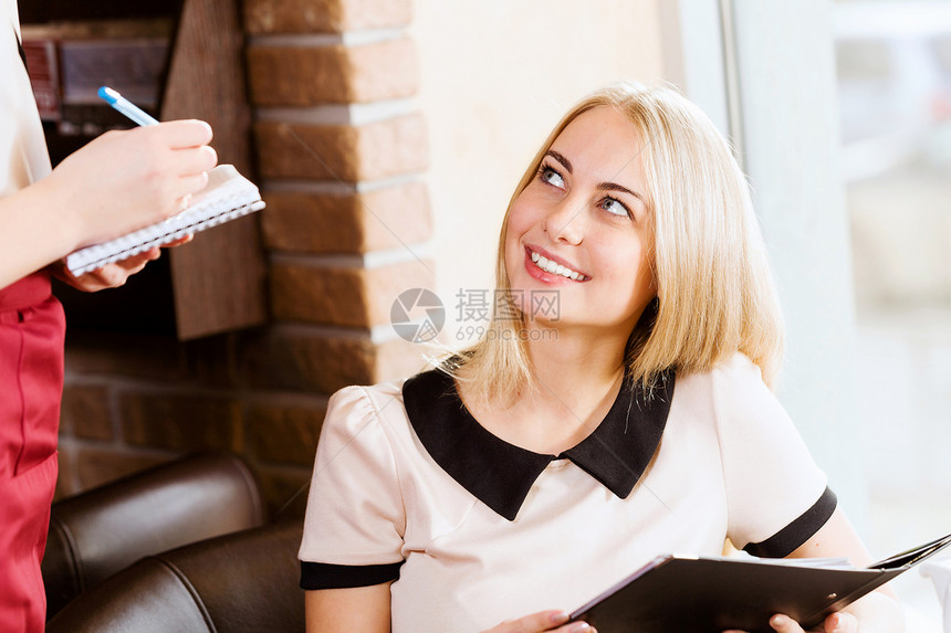 咖啡馆的女人轻迷人的女人餐馆点菜图片