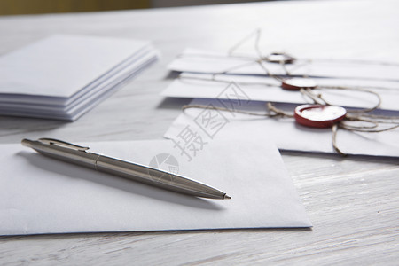 桌子上印章的信件旧的邮政与信封与蜡密封空白纸张木制表图片