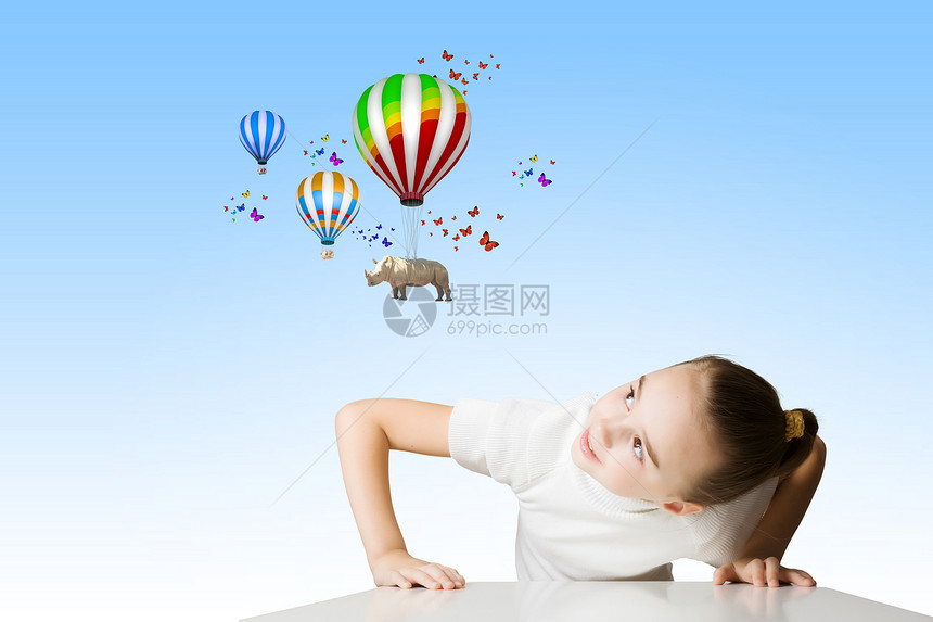犀牛气球上飞行小可爱的女孩桌子下看图片