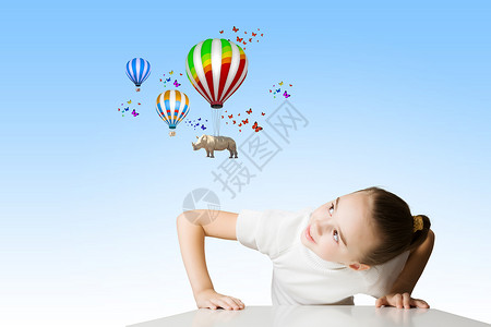 犀牛气球上飞行小可爱的女孩桌子下看图片