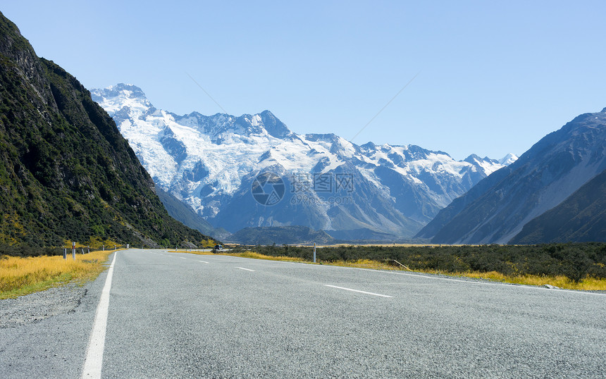 风景如画新西兰阿尔卑斯山道路的自然景观图片