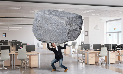 他足够强壮来这件事办公室里的轻人把石头举头顶上图片