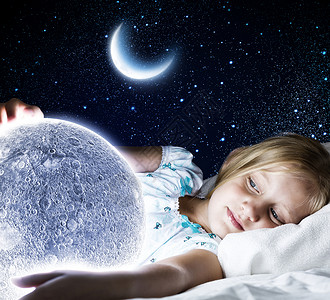 晚安女孩躺床上,手里着月亮图片