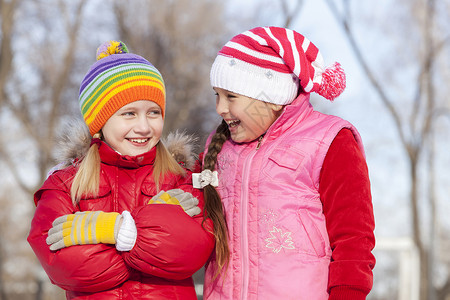 两个可爱的女孩冬天的公园玩得很开心冬季活动图片