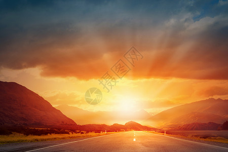日出路上风景如画的景观道路上方的日出图片