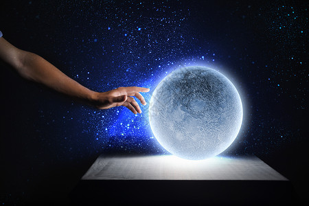 月球行星靠近人的手触摸月球行星图片