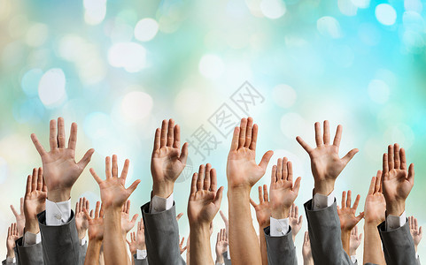手空中手势群举手手势的人图片