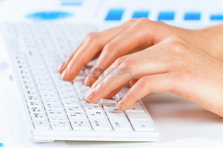 打字工作女的手键盘上打字图片