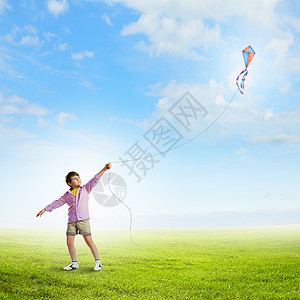 带风筝的男孩小男孩草地上玩风筝童的图片