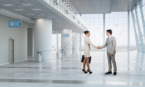 两个商业伙伴握手专业的商人握手办公室交易的象征图片