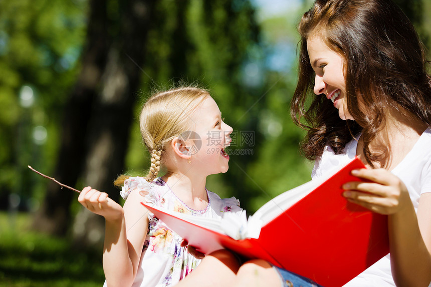 孩子妈妈可爱的女孩她妈妈公园玩耍的形象图片