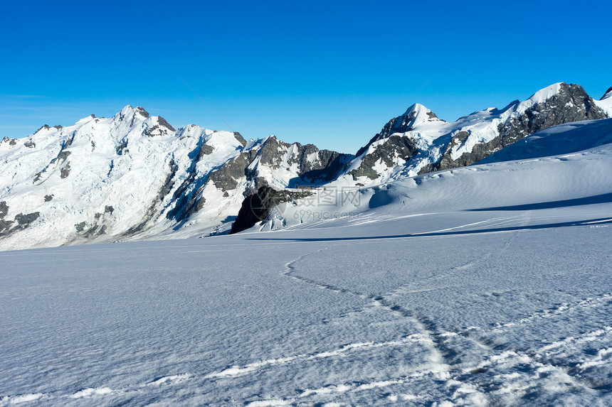 山峰山景雪,蓝天清澈图片