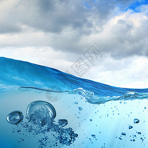 气泡的海浪天空海水波动与气泡插图图片
