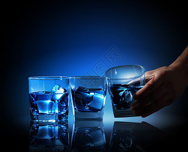 三杯蓝色液体三杯带冰的蓝色液体的图像图片