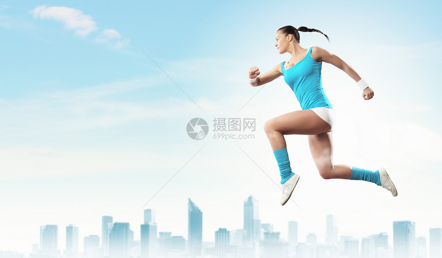 运动女跳跃的形象运动女孩城市背景下跳跃的形象图片