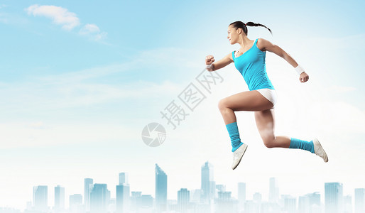 运动女跳跃的形象运动女孩城市背景下跳跃的形象图片