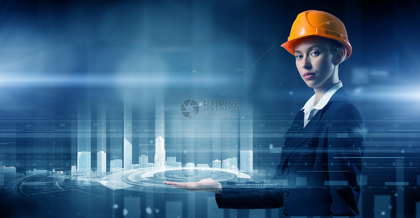 正用的现代技术吸引力的工程师妇女头盔用虚拟板图片