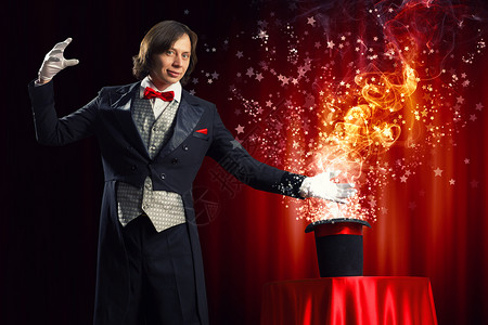 戴帽子的魔术师魔术师着帽子,灯烟雾熄灭的形象图片