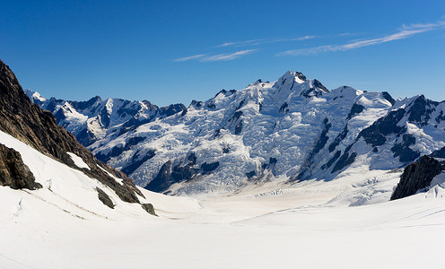 雪山峰山景雪,蓝天清澈图片