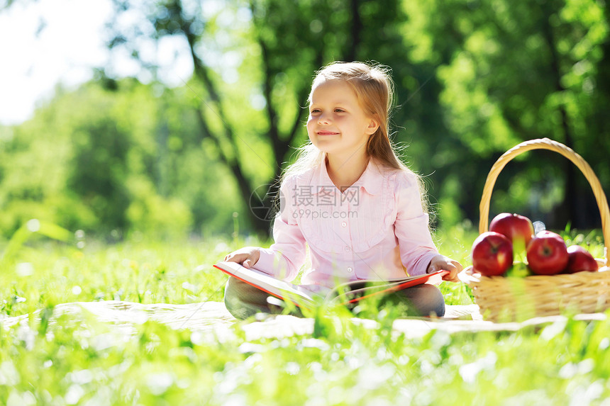 孩子带着书夏天的公园野餐公园里的女孩图片