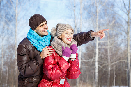 冬天的乐趣快乐的轻夫妇冬季公园玩得开心图片