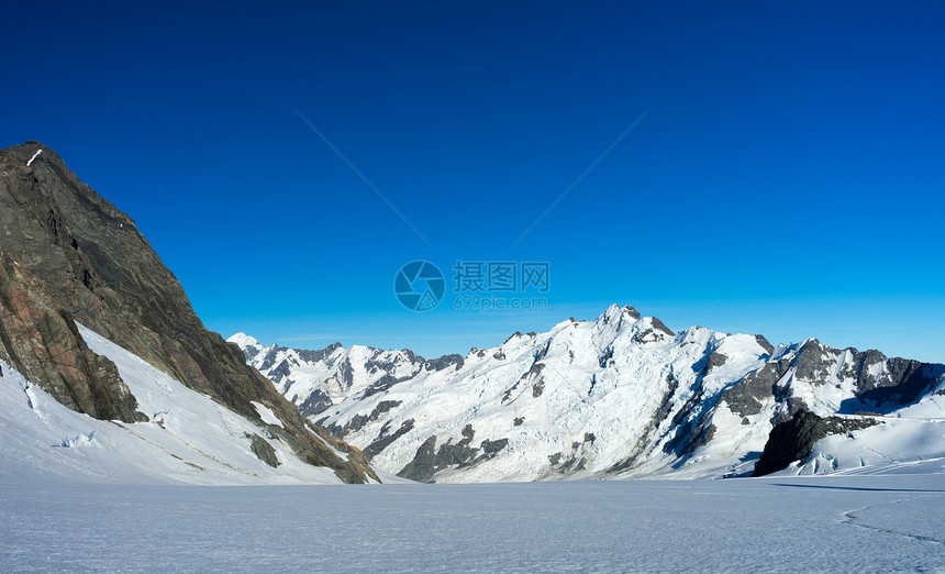 山峰山景雪,蓝天清澈图片