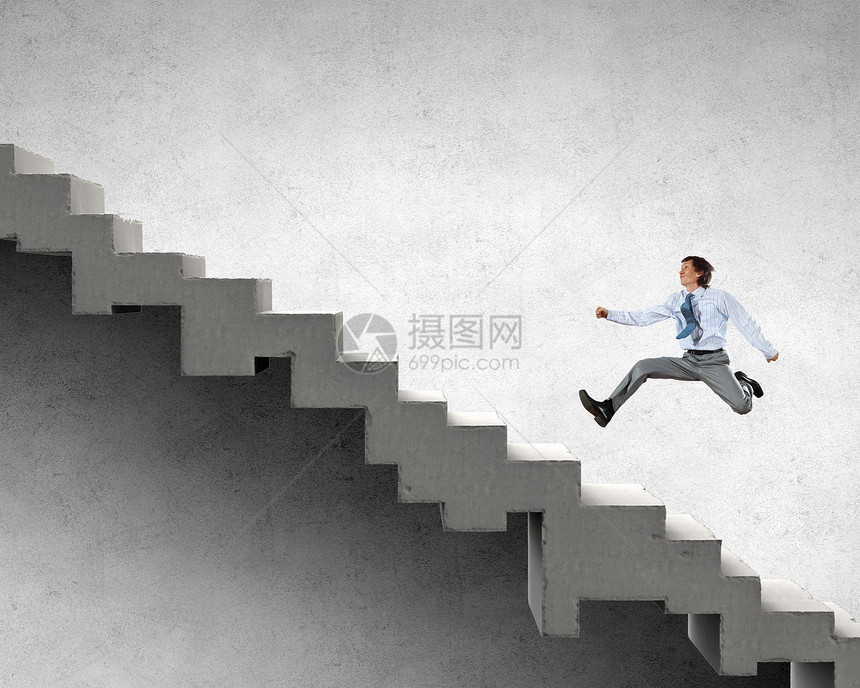 上职业阶梯轻的商人走楼梯上,代表着成功的图片