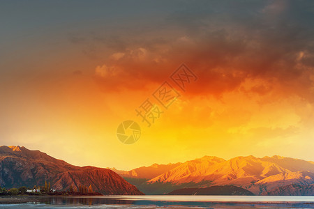 雄伟的山湖山湖田野的美丽自然景观图片