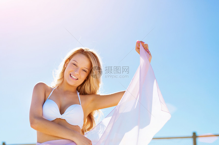 轻的女人海滩上放松穿着白色比基尼沙滩上放松的轻漂亮女人的肖像图片