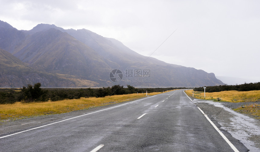 风景如画新西兰阿尔卑斯山道路的自然景观图片