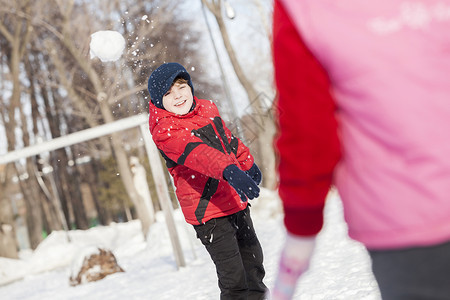 小可爱的男孩冬天的公园玩得很开心冬季活动图片
