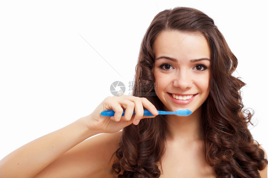 家里的轻女人早上刷牙图片