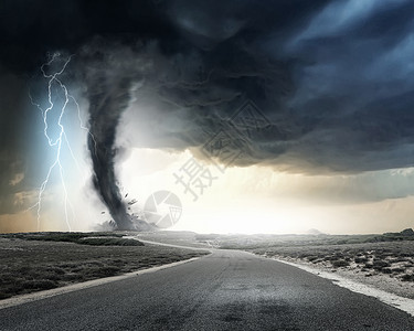 龙卷风黑色龙卷风漏斗道路上的闪电图片