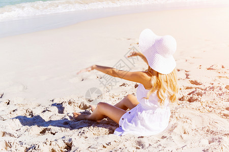 轻的女人海滩上放松沙滩上欢呼的轻漂亮女人的肖像图片