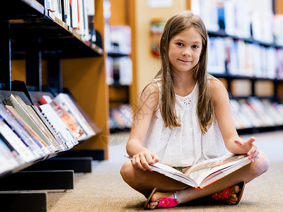 小女孩坐地板上图书馆看书喜欢读书图片