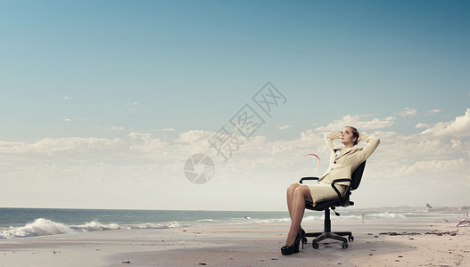 女商人椅子上休息轻放松的女商人坐椅子上放松地梦图片