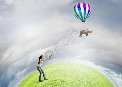 拉气球的动物动物园动物轻的女人着飞犀牛绳子上背景