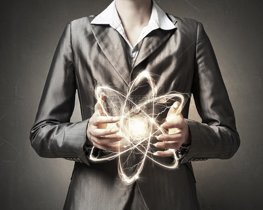 手中的原子分子介绍原子研究的女科学家的近景图片