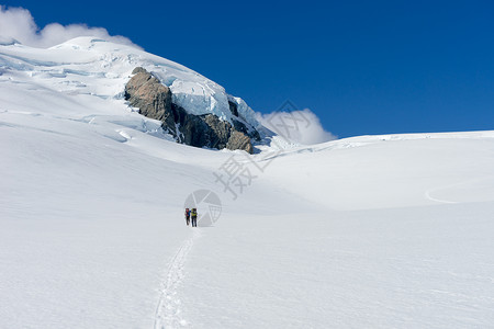 新西兰人们走新西兰山脉的雪地里背景图片