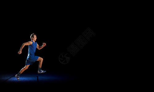 全速前进穿着蓝色运动服的跑步者穿着黑色背景图片