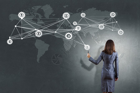 连接世界的技术女人站后,墙上画着全球连接的图片