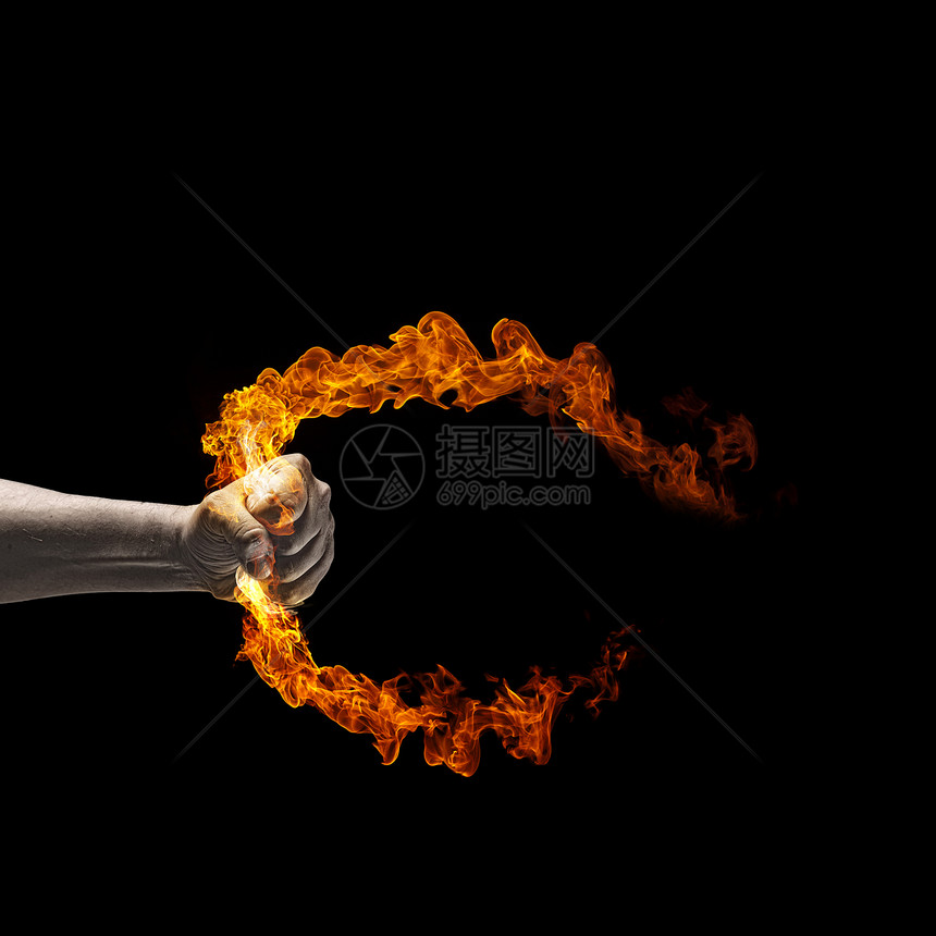 手里着火紧紧握住火焰的人的手图片