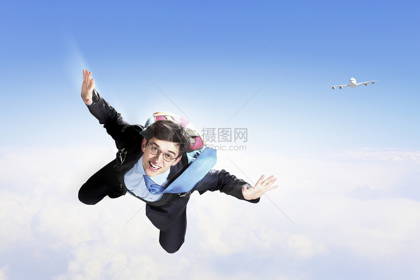 轻的商人背着降落伞飞行轻商人背着降落伞飞行的形象图片