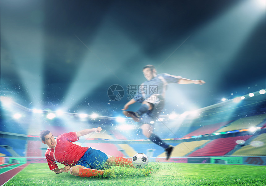 足球运动员两名足球运动员体育场争球图片