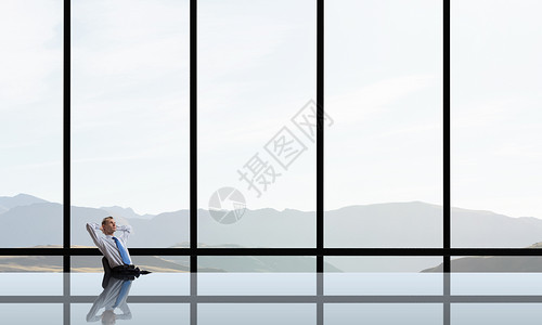 全景办公室的人放松的商人,双手交叉他的总部后背景图片